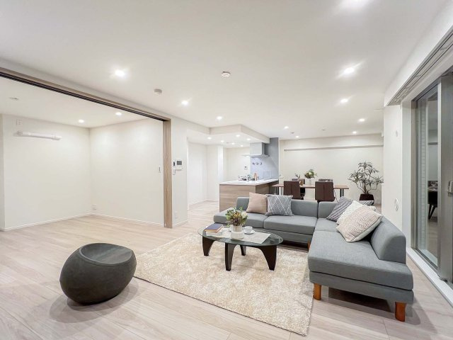 ミオカステーロ港北Ⅱの居間・リビング|洋室とLDKをつなげて広々LDK