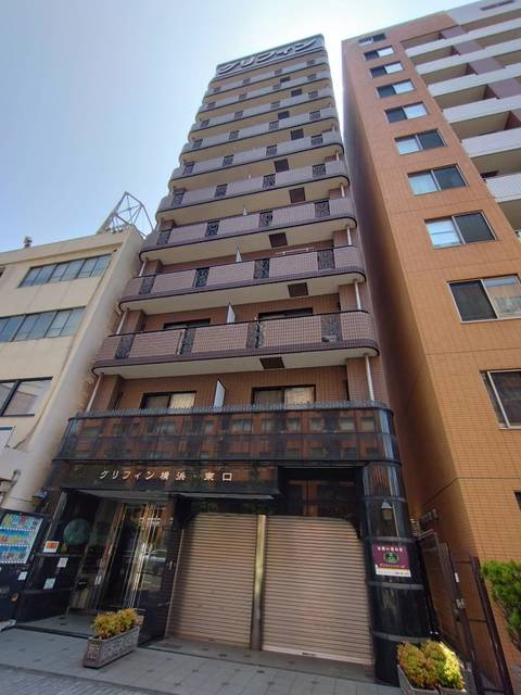 グリフィン横浜・東口のエントランス