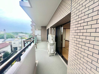 【バルコニー】 | 朝日プラザ桃山東 | バルコニーは開放感のある南東向きのL型バルコニーです。5階部分で眺望がよく、陽当り・通風も良好で洗濯物が良く乾きそうです。