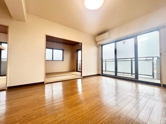 【居間・リビング】 | 朝日プラザ桃山東 | LDKは13.6帖のゆったりとした広さです。和室が続きになっており、南側にはバルコニーがございます。5階部分で遮る建物がなく日当たり良好のリビングです。