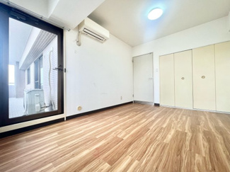 【洋室】 | 朝日プラザ桃山東 | こちらは8帖の洋室です。ゆったりとした広さで主寝室としてもピッタリです。クローゼットが完備されているので、お部屋を広く使用きます。