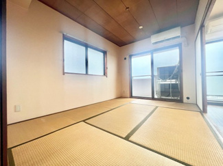 【和室】 | 朝日プラザ桃山東 | 南側がバルコニーに面した掃き出し窓になっており明るく、リビングから目の届きやすいお部屋ですので、小さなお子様のお昼寝スペースとしてもピッタリです。