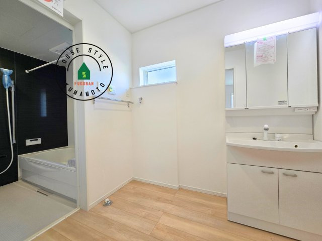 熊本市南区城南町下宮地第3-3棟（1号棟）の脱衣所|ゆとりの洗面スペースで朝の身支度もスムーズに。暮らしを快適に変えるシャワー付洗面台です！