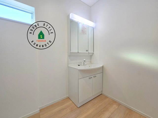 熊本市南区城南町下宮地第3-3棟（1号棟）の独立洗面台|毎日使うものだから清潔な空間を保ちたい水回り。洗面にはそんな願いを解消させてくれる収納アイデアが満載です。三面鏡の裏側にはキャビネットが現れ小物から背の高い物まで収納できます。