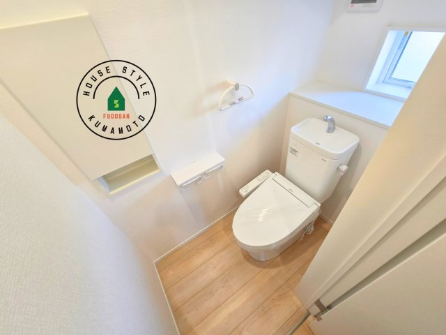 熊本市南区城南町下宮地第3-3棟（1号棟）のトイレ|トイレ・ウォシュレット付。快適で衛生的な洗浄機能付温水シャワートイレです。収納や手すりもついてます。