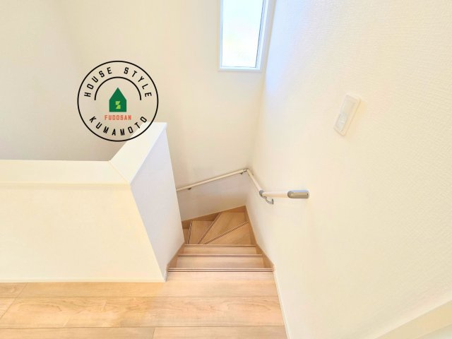 熊本市南区城南町下宮地第3-3棟（1号棟）の内装|＜手すり付階段＞手すりがないと階段の昇り降りで危険なことはもちろん、壁に手をつきながら歩くことで壁紙が汚れやすくなります。すべての方に快適に昇り降りしていただくため、手すりを設置しました。