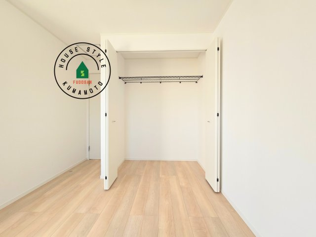 熊本市南区城南町下宮地第3-3棟（1号棟）の収納|【WIC（ウォークインクローゼット）】 たくさんの洋服をかけてもシワになりにくいウォークインクローゼット。洋服以外にも、普段使わない家電やスーツケース、ストック品など何でも片付く嬉しい空間です。