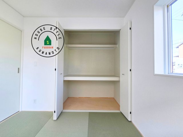 熊本市南区城南町下宮地第3-3棟（1号棟）の内観：施工例|壁面クローゼットのメリットは、衣類が横一列に並ぶためひと目で洋服が選びやすいこと。衣類をたくさんお持ちの方も、限られたスペース内に無理なく収納することができます。