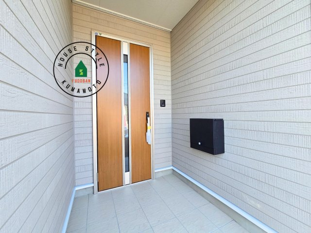 熊本市南区城南町下宮地第3-3棟（1号棟）の外観：施工例|地盤調査済 / 玄関へ向かうまでのアプローチに漂う上質が期待感をもたせます。玄関は建物の顔。落着きを醸し出した自己主張が心に訴えてきます。