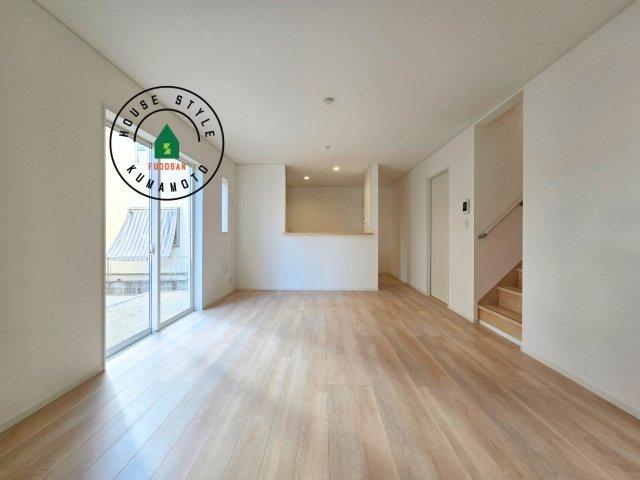 熊本市南区城南町下宮地第3-3棟（1号棟）の居間・リビング|キッチンからリビングをしっかり確認できます。家族の笑顔があふれる空間になりそうですね。