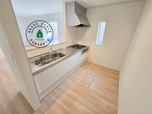 熊本市南区城南町下宮地第3-3棟（1号棟）の内観：施工例|カウンターキッチンなら、リビングで遊ぶ子供の様子を見ながら料理ができるので安心です。料理を運んでもらったり、子供にお手伝いしてもらいやすいのもいいですね。