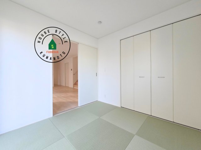 熊本市南区城南町下宮地第3-3棟（1号棟）の内観：施工例|和室を上手に活用すると暮らし方の幅が広がります。例えば普段は開け放して、子供の小さいうちはお昼寝や遊びのスペースに。畳はソフトなので転んでもケガをしにくく安心です