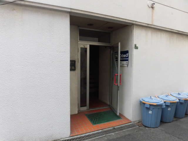 【エントランス】 | 外観にマッチしたエントランスで