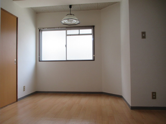 【居間・リビング】 | 明るいお部屋です