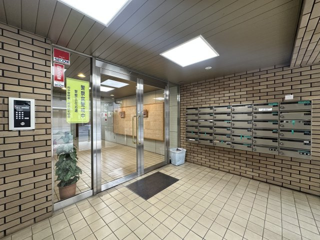 府中市宮西町３丁目の賃貸マンションのエントランス