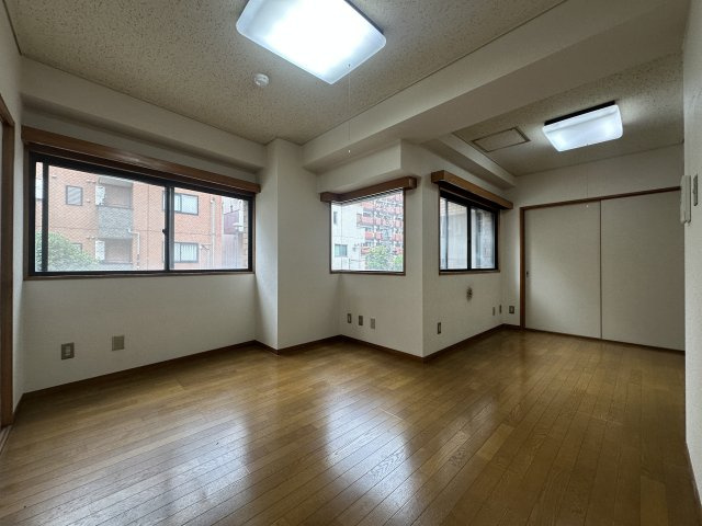 府中市宮西町３丁目の賃貸マンションの居間・リビング