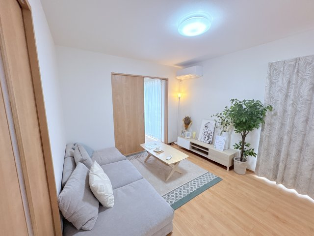 ハートフルタウンうるま市石川楚南2号棟の居間・リビング