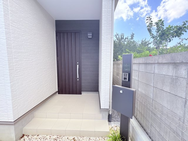 ハートフルタウンうるま市石川楚南2号棟の玄関