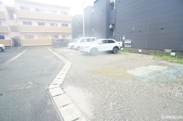 熊本市中央区黒髪１丁目の賃貸マンションの駐車場