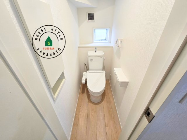 熊本市南区城南町下宮地第3-3棟（2号棟）の内観：施工例|トイレ・ウォシュレット付。快適で衛生的な洗浄機能付温水シャワートイレです。収納や手すりもついてます。