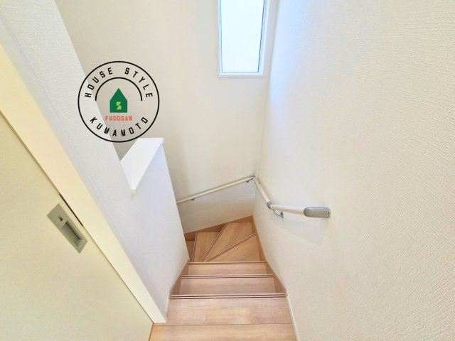 熊本市南区城南町下宮地第3-3棟（2号棟）の内観：施工例|＜手すり付階段＞手すりがないと階段の昇り降りで危険なことはもちろん、壁に手をつきながら歩くことで壁紙が汚れやすくなります。すべての方に快適に昇り降りしていただくため、手すりを設置しました。