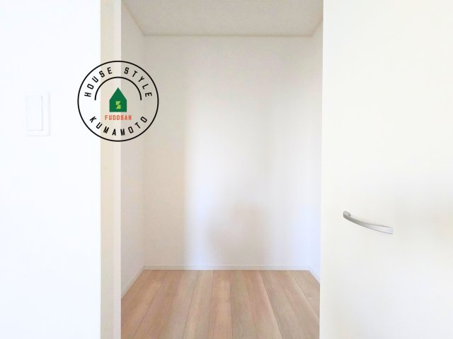 熊本市南区城南町下宮地第3-3棟（2号棟）の内観：施工例|【WIC（ウォークインクローゼット）】 たくさんの洋服をかけてもシワになりにくいウォークインクローゼット。洋服以外にも、普段使わない家電やスーツケース、ストック品など何でも片付く嬉しい空間です。