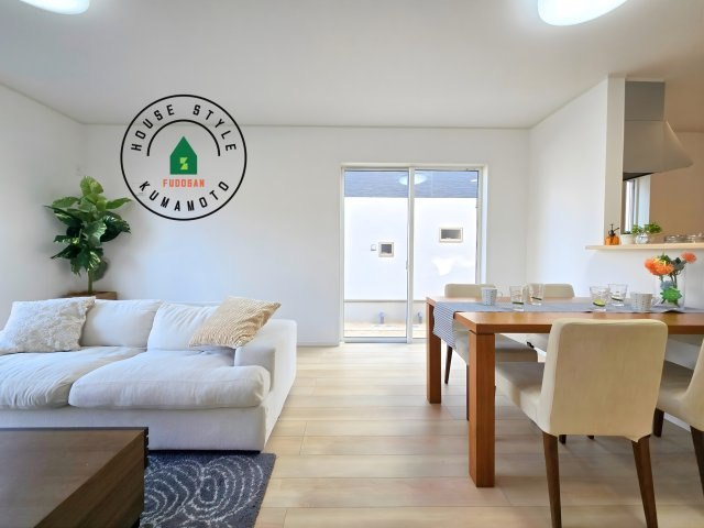 熊本市南区城南町下宮地第3-3棟（2号棟）の内観：施工例|明るく開放的なリビングダイニングは豊かな陽光が注ぎ込み、やすらぎの空間を演出してくれます。ご家族で楽しいひとときをお過ごし下さい。※家具はCGを合成したものです。