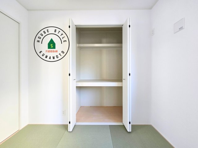 熊本市南区城南町下宮地第3-3棟（2号棟）の内観：施工例|壁面クローゼットのメリットは、衣類が横一列に並ぶためひと目で洋服が選びやすいこと。衣類をたくさんお持ちの方も、限られたスペース内に無理なく収納することができます。