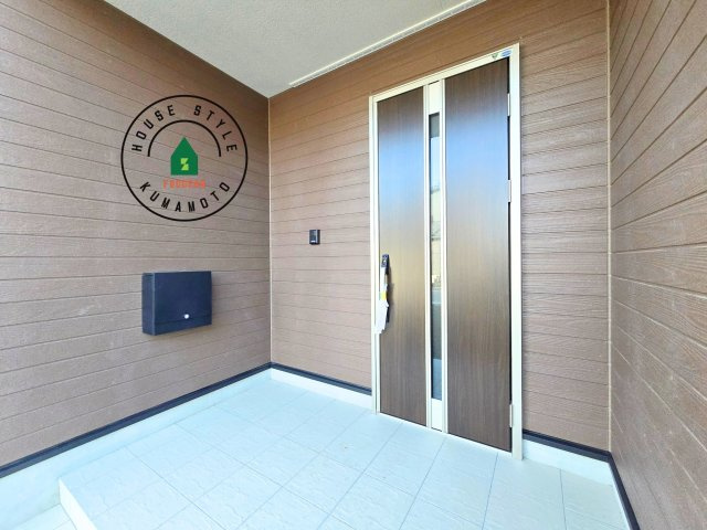 熊本市南区城南町下宮地第3-3棟（2号棟）の外観：施工例|地盤調査済 / 玄関へ向かうまでのアプローチに漂う上質が期待感をもたせます。玄関は建物の顔。落着きを醸し出した自己主張が心に訴えてきます。