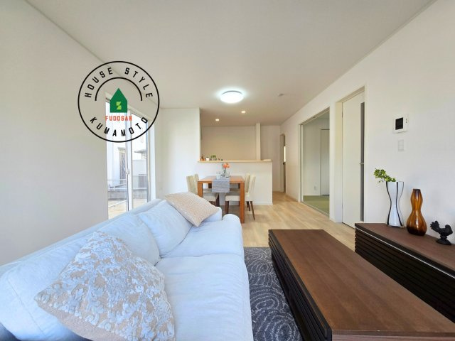 熊本市南区城南町下宮地第3-3棟（2号棟）の洋室|キッチンからリビングをしっかり確認できます。家族の笑顔があふれる空間になりそうですね。※家具はCGを合成したものです。