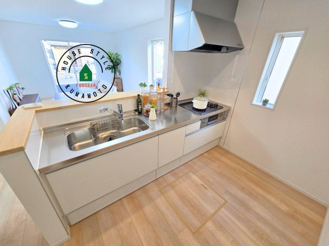 熊本市南区城南町下宮地第3-3棟（2号棟）の内観：施工例|カウンターキッチンなら、リビングで遊ぶ子供の様子を見ながら料理ができるので安心です。料理を運んでもらったり、子供にお手伝いしてもらいやすいのもいいですね。