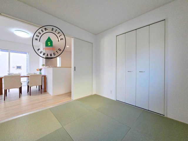 熊本市南区城南町下宮地第3-3棟（2号棟）の内観：施工例|和室を上手に活用すると暮らし方の幅が広がります。例えば普段は開け放して、子供の小さいうちはお昼寝や遊びのスペースに。畳はソフトなので転んでもケガをしにくく安心です