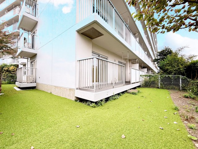 グリーンコーポ東戸塚A棟の庭|◆お手入れのしやすいちょうどよいサイズ感のお庭付き。植栽や家庭菜園等多目的にご利用いただけるプライベート空間。
