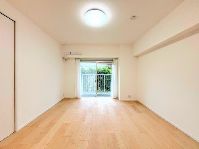 グリーンコーポ東戸塚A棟の洋室|◆柔らかい陽光が差し込む明るいお部屋を演出する設計。彩光の取れる窓が気持ちの良いお部屋を創り上げます。
