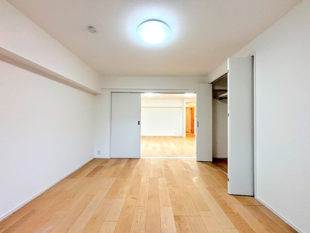 グリーンコーポ東戸塚A棟の洋室|◆室内はいつも明るい印象なので気持ちの良い朝を迎えられます。各部屋にはクローゼットを完備しており、収納が多いお家はすっきりして快適空間です。
