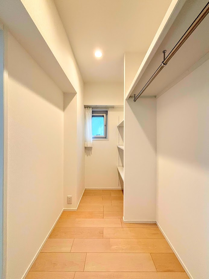 グリーンコーポ東戸塚A棟の収納|◆大容量のウォークインクローゼットがあれば、室内にタンスなどを置かなくて済み、室内がスッキリします！

