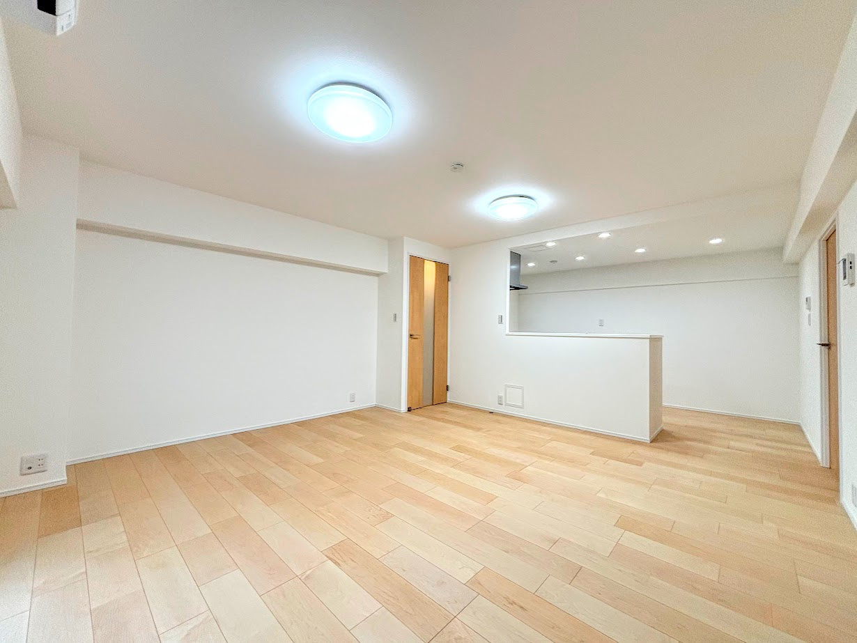 グリーンコーポ東戸塚A棟の居間・リビング|◆ご家族の会話がはずむ、開放的なＬＤＫです。休日はお陽さまの光をたっぷりととりこめるぽかぽかリビングで過ごしませんか？
