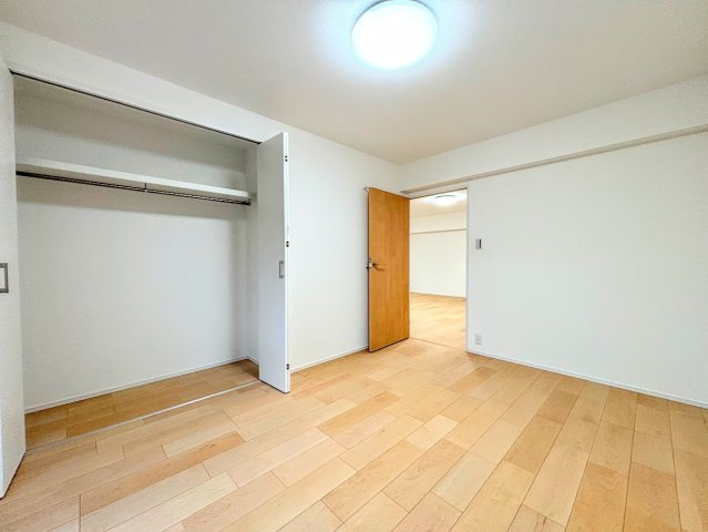 グリーンコーポ東戸塚A棟の洋室|◆子どものスタディ空間として、あるいは書斎やホビールームとして生活スタイルに合わせて使えるプライベートルーム。居心地のいい落ち着いたインテリアが似合います。
