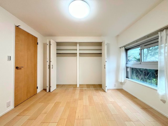 グリーンコーポ東戸塚A棟の洋室|◆二面採光で、陽差しを長時間受ける事が出来る暖かい室内です。もちろん複層ガラスなので、遮音性にも優れ、結露も発生しにくい構造。サッシ周りのカビが発生しにくくなります。
