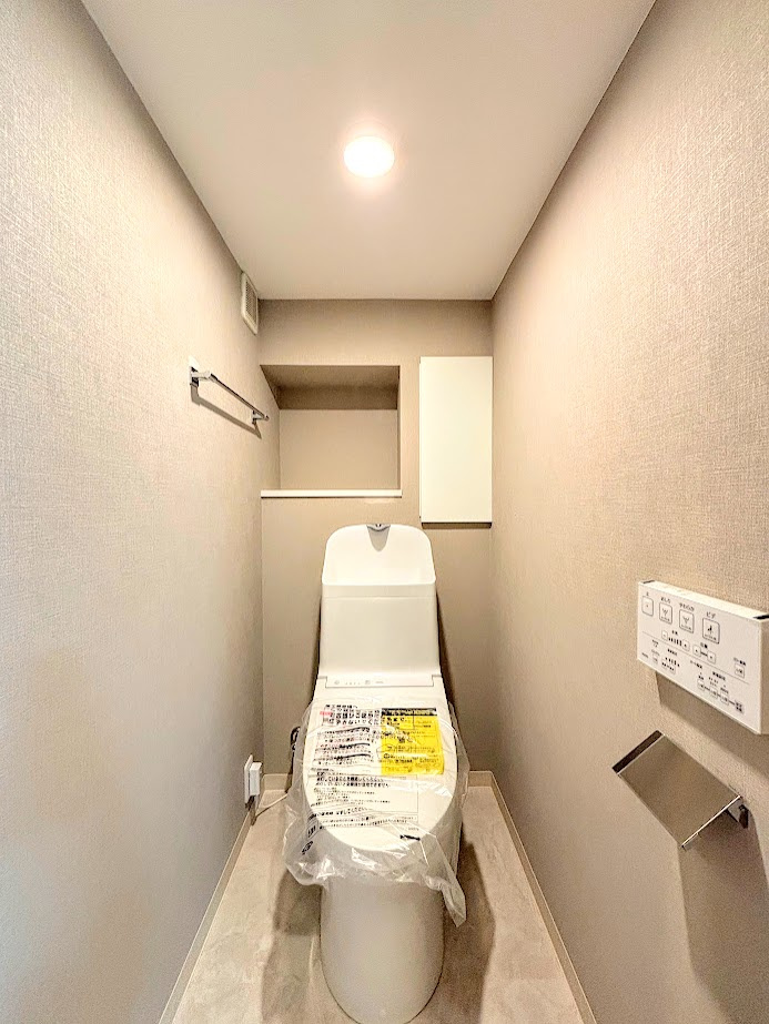 グリーンコーポ東戸塚A棟のトイレ|◆清潔感のある白を基調とした落ち着ける空間。小窓をもうけていますので、こもりやすい空気の入れ替えも簡単に行えますね！
