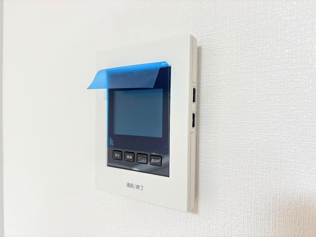 グリーンコーポ東戸塚A棟の防犯設備|◆玄関に行かなくても来訪者が確認でき、ハンズフリーで会話をすることが出来ます。モニターを確認する事によって防犯効果も高まります。
