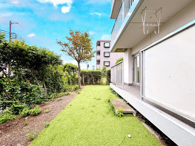 グリーンコーポ東戸塚A棟の庭|◆陽あたりの取れた大きなお庭が本物件の特徴です。ウッドデッキやタイルテラス等、ライフスタイルに合わせて可変可能なため、夢が膨らみますね。
