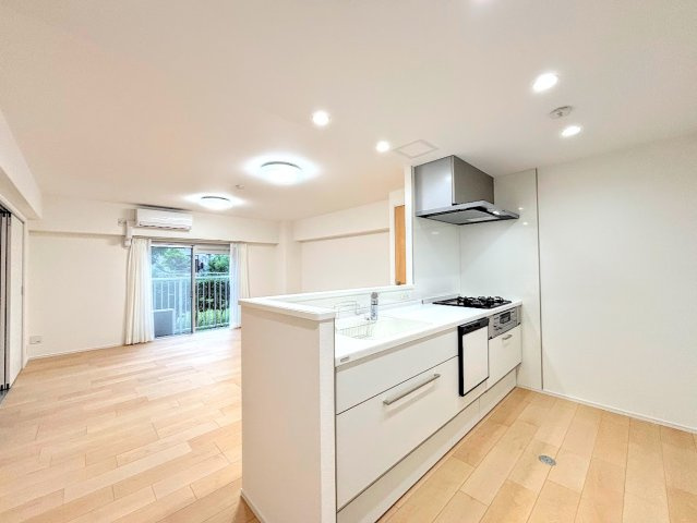 グリーンコーポ東戸塚A棟のキッチン|◆キッチンからダイニングやリビングが見渡せるキッチン。料理をしながら家族とコミュニケーションをとれるだけでなく、大きな開放感も得られることができます。
