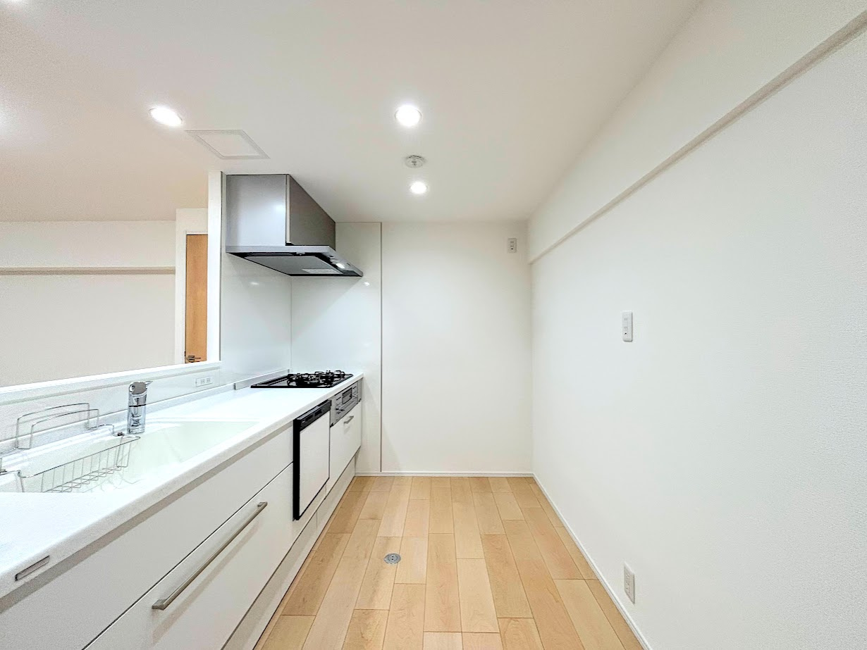 グリーンコーポ東戸塚A棟のキッチン|◆デザイン性と機能性を兼ね備えたキッチンです。リビングスペースとの一体感が生まれ、広々空間を演出してくれます。
