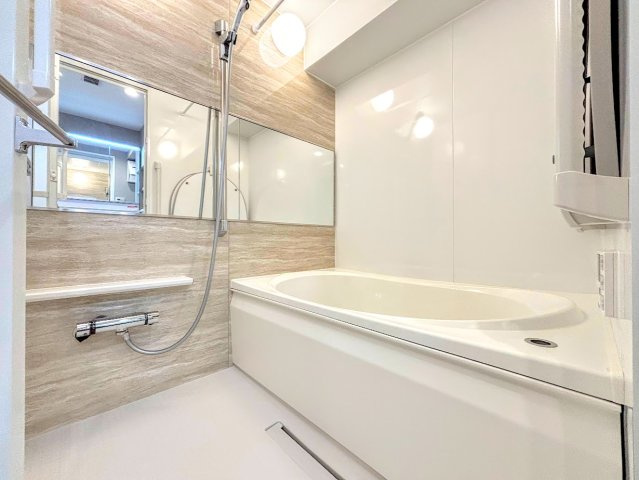 グリーンコーポ東戸塚A棟の浴室|◆お子様と一緒にバスタイムを楽しめる広々空間。浴室乾燥機付で心地よいバスタイムを実現します。
