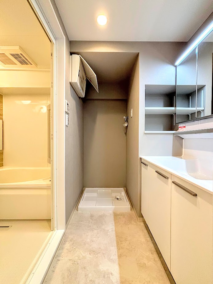 グリーンコーポ東戸塚A棟の玄関|◆毎日使う場所だから、機能的で使いやすさに配慮したパウダールーム。すっきりと使えるように収納も豊富にご用意しています。
