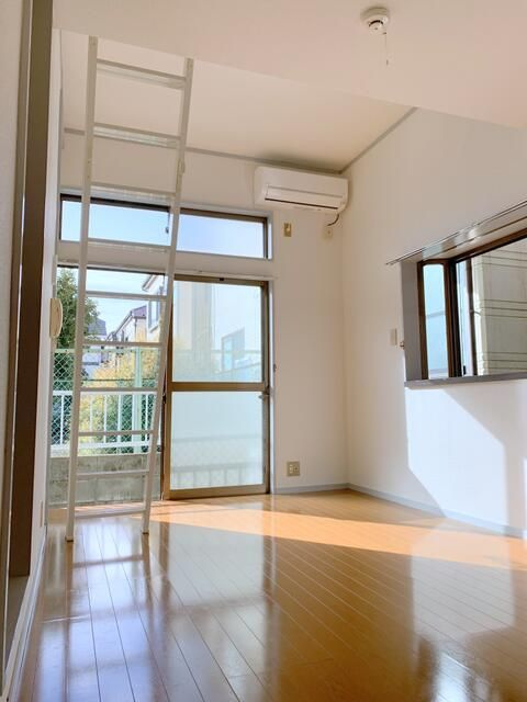 フラットの洋室