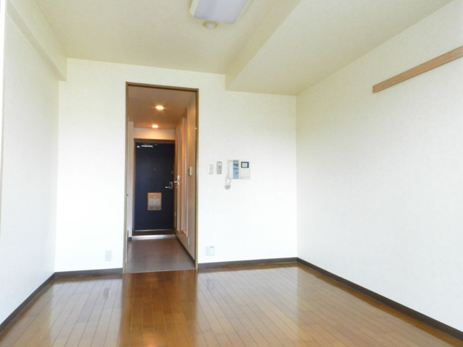 【居間・リビング】 | 萱野ビル | 家具の配置がしやすいお部屋の形です※同物件別室写真です