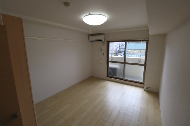 パレス龍大の洋室|洋室8.4帖