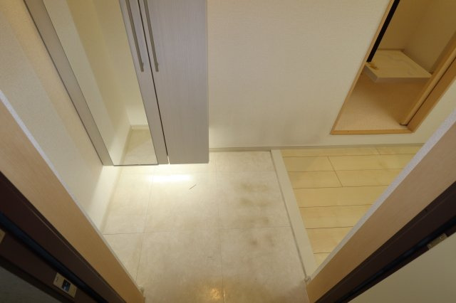 パレス龍大の玄関|鏡があるので外出前のチェックできます☆